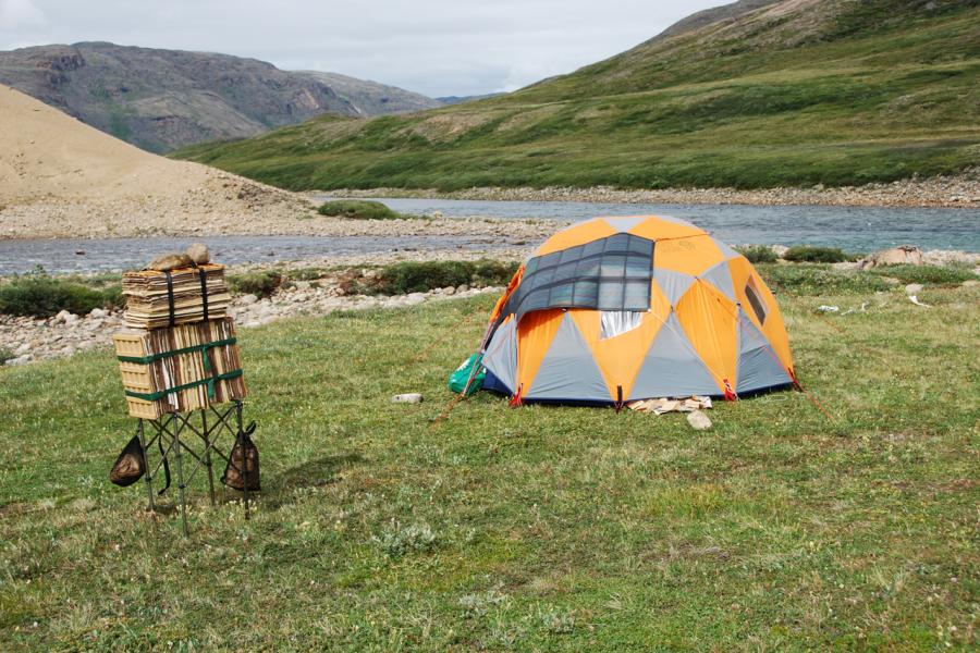 Photo: J.M. Saarela – Musée canadien de la nature La « tente laboratoire » et le presse-spécimen au camp de recherche du projet sur la flore arctique (Arctic Flora Project) à la rivière Soper